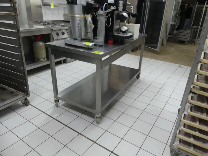 Edelstahl-Tisch, ohne Inhalt Maße in cm ca. 160 x 70 x 84